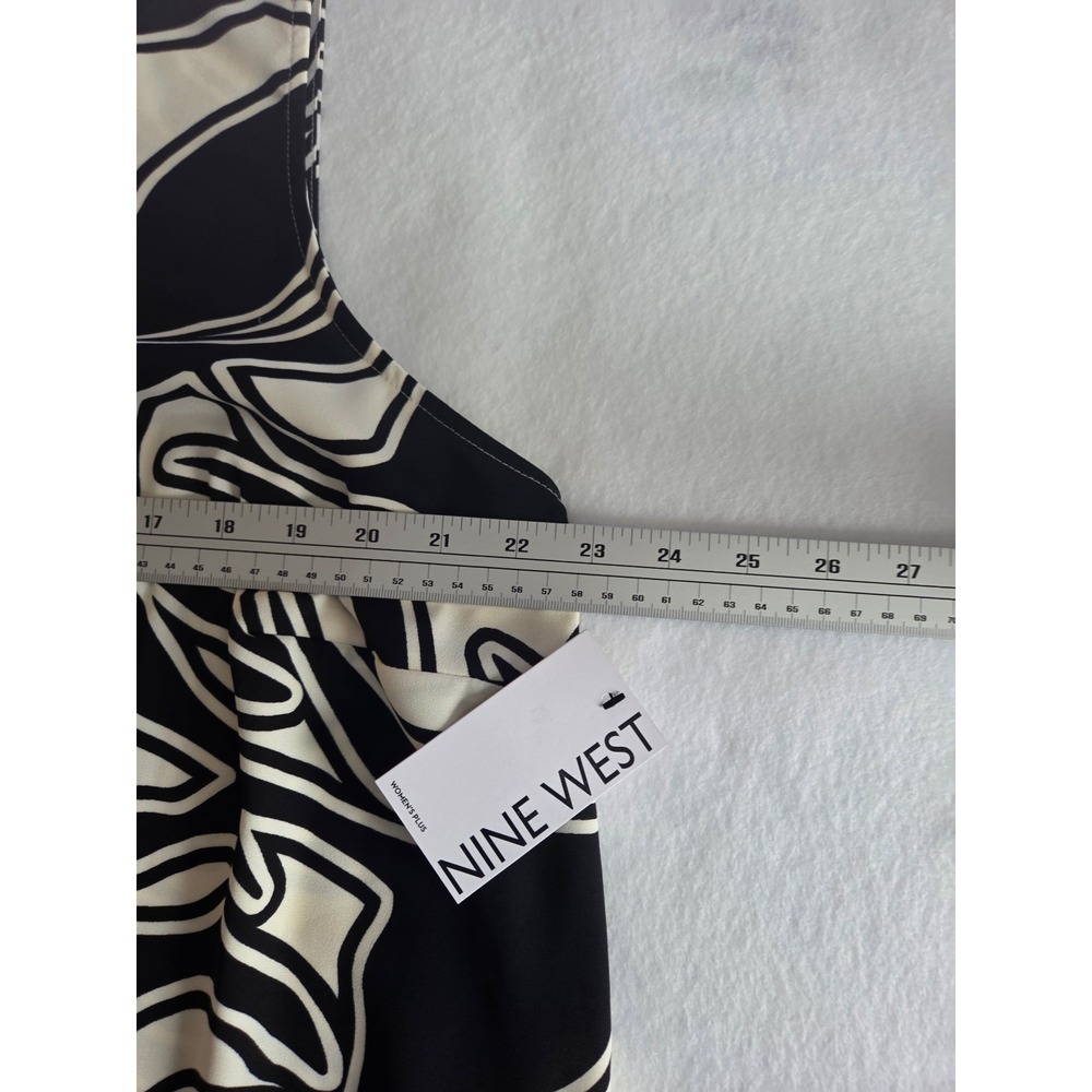 Nine West Sleeveless V-Neck Blouse Black Ivory Abstract Print Plus 1X NWT - Picture 4 of 8